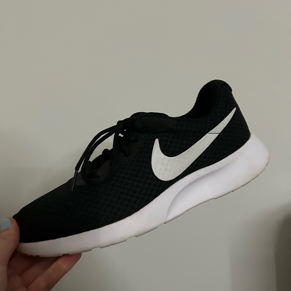 Nike Women’s Size 10 Tanjun